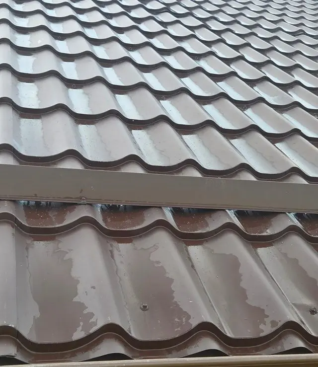 Acoperiș din țiglă metalică după spălare, pregătit pentru etapa următoare