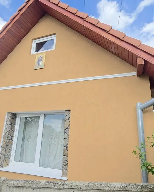 Fronton de casă cu fațadă portocalie, după curățare