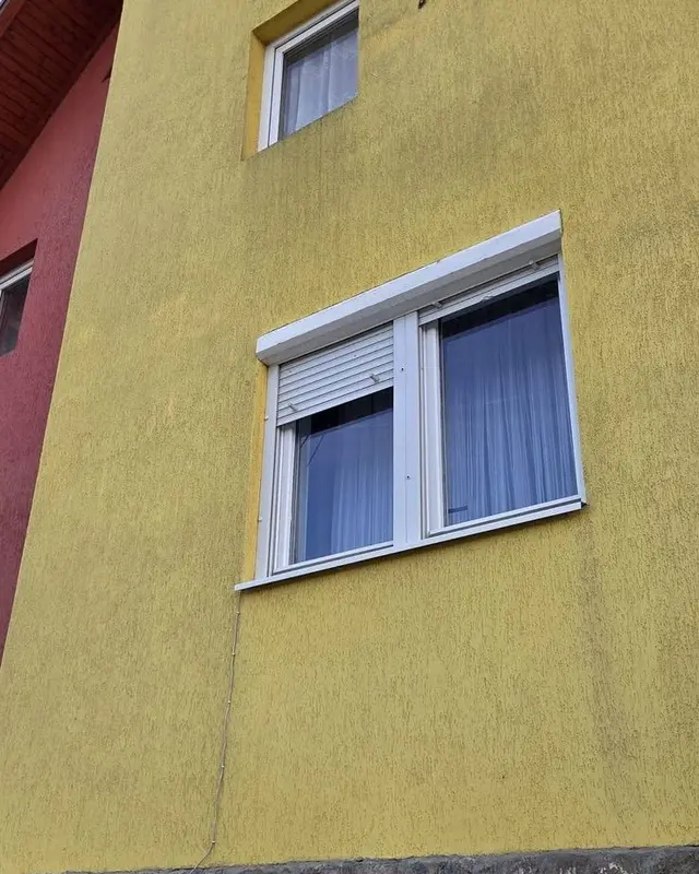 Aceeași fațadă galbenă după spălare, cu culoarea uniformă
