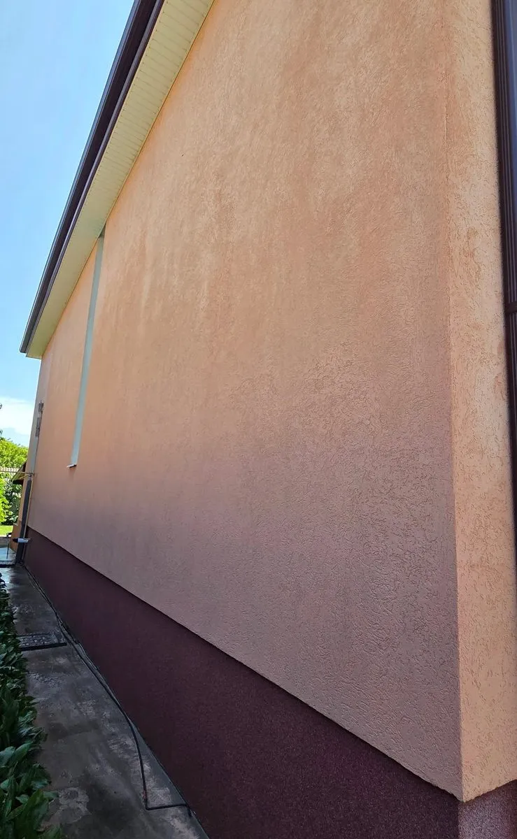 Peretele lateral după spălare, cu tencuiala decorativă din nou uniformă