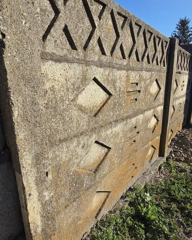 Gard din plăci de beton după curățare, văzut din lateral
