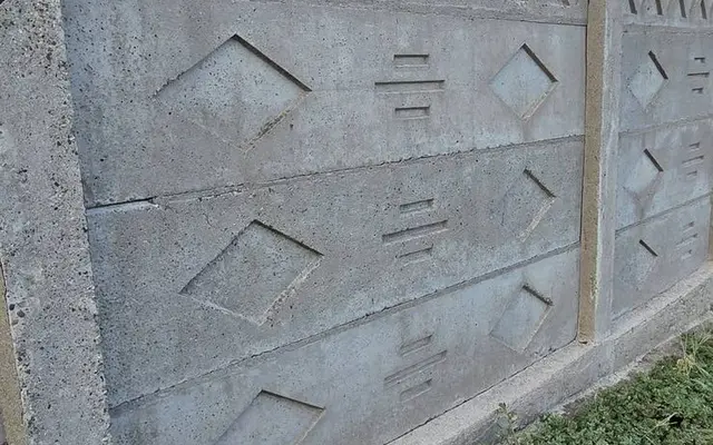 Gardul din plăci de beton după spălare, cu betonul din nou deschis la culoare