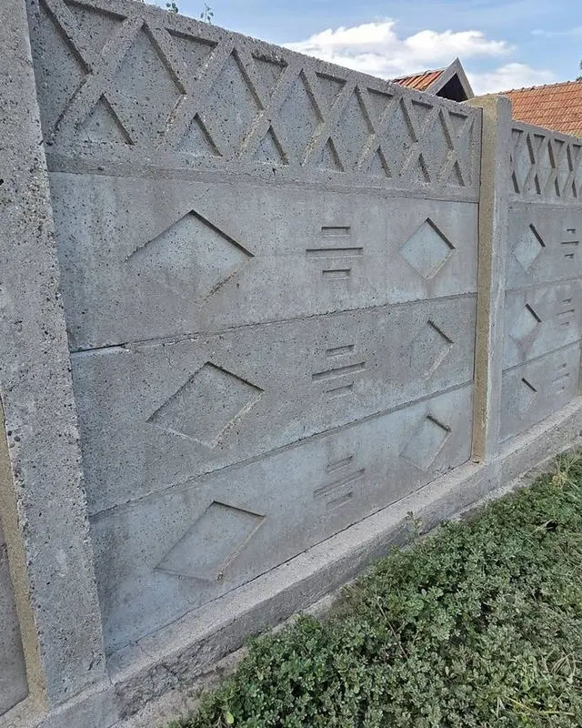 Gardul din plăci de beton după spălare, cu betonul din nou deschis la culoare