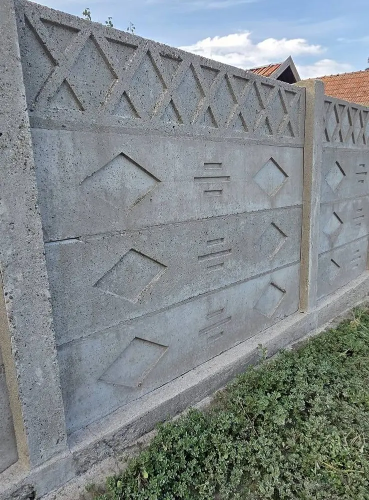 Gardul din plăci de beton după spălare, cu betonul din nou deschis la culoare