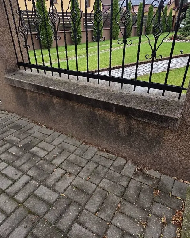 Soclul gardului și pavajul de lângă el, după spălare