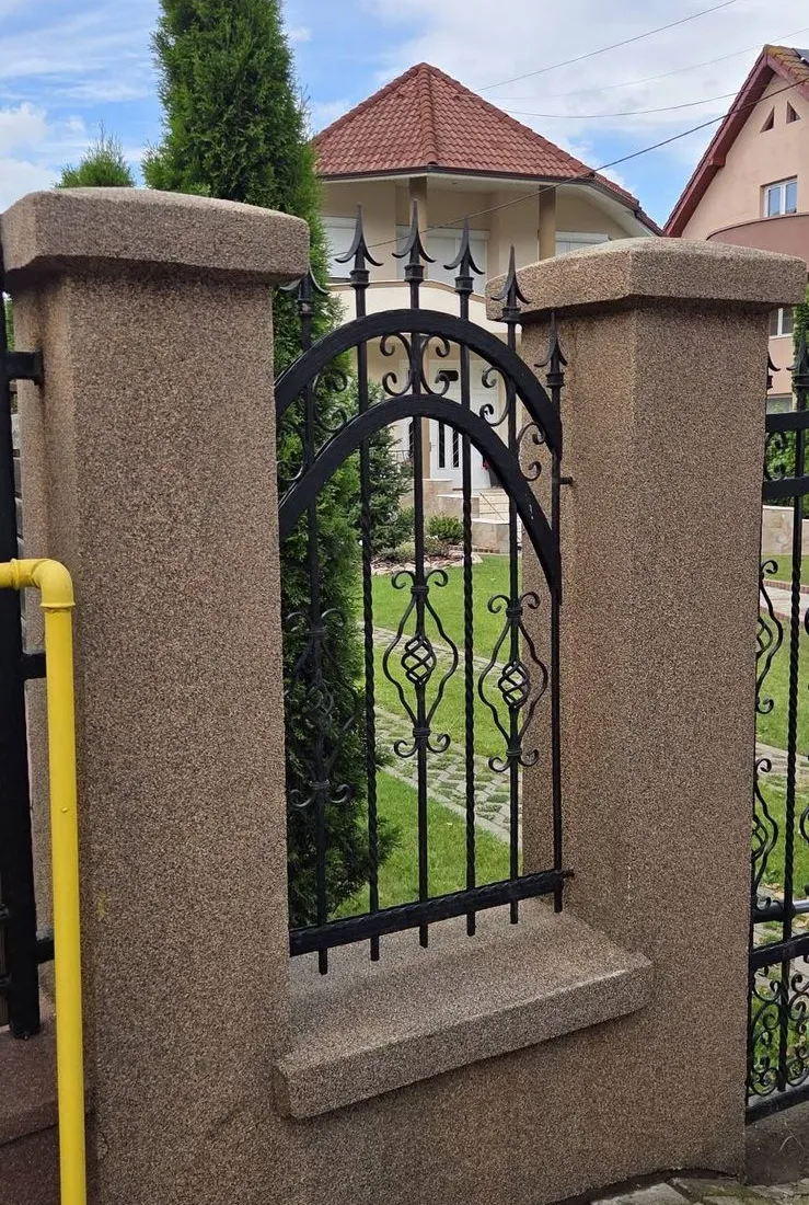 Stâlpii gardului după curățare, cu tencuiala uniformă