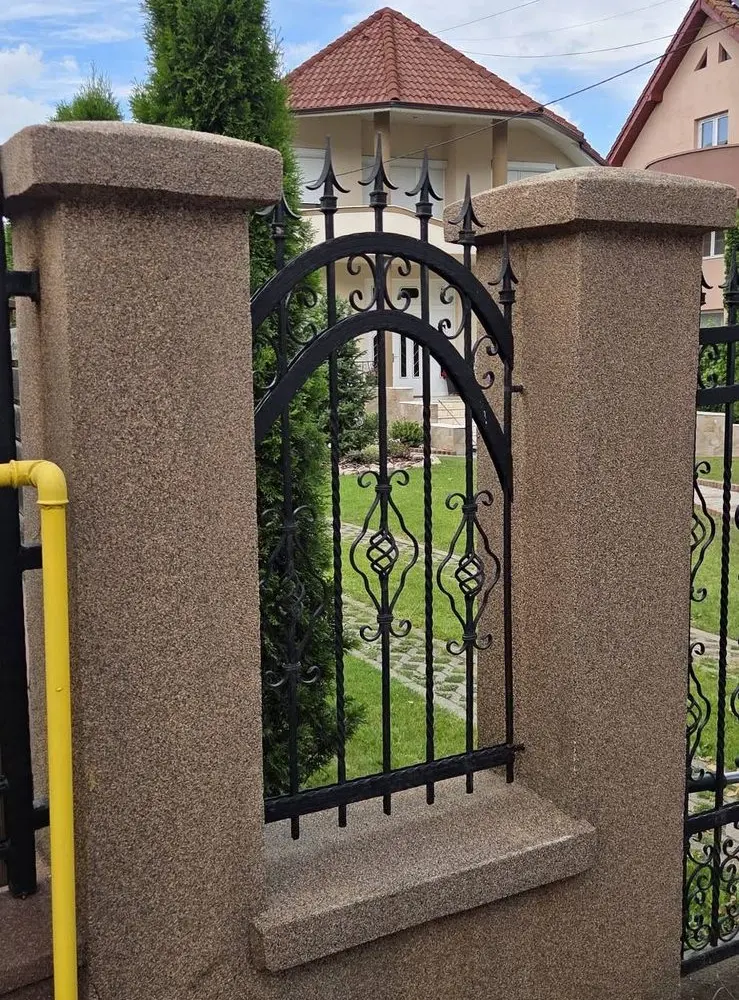 Stâlpii gardului după curățare, cu tencuiala uniformă