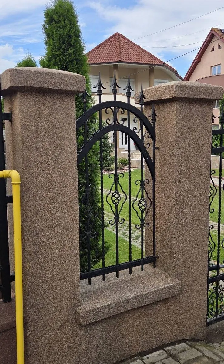 Stâlpii gardului după curățare, cu tencuiala uniformă