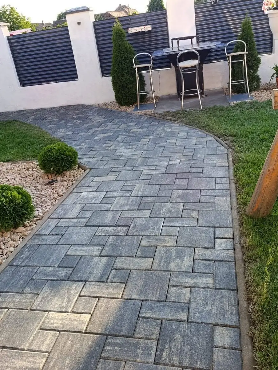 Alee din dale într-o grădină amenajată, după spălare, lucrare Pam Jet Clean
