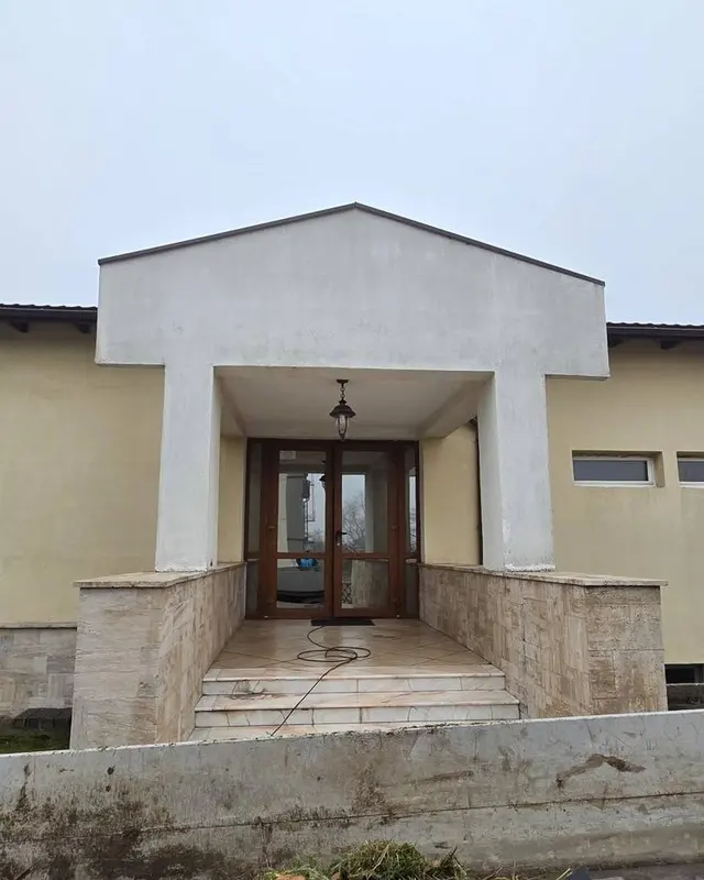Intrarea clădirii după spălare
