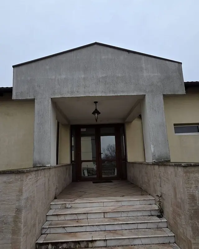 Intrare în clădire cu pereți și trepte pătate, înainte de spălare