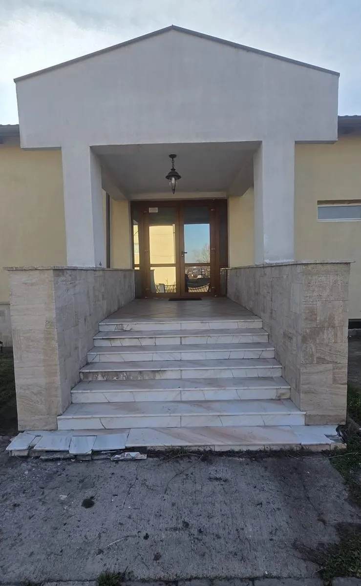 Scările de la intrarea clădirii după curățare