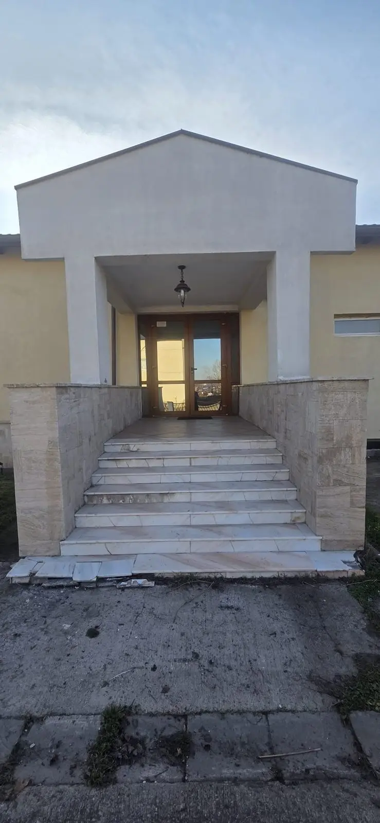 Scările de la intrarea clădirii după curățare