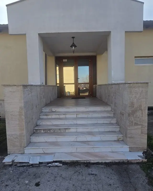 Scările de la intrarea clădirii după curățare