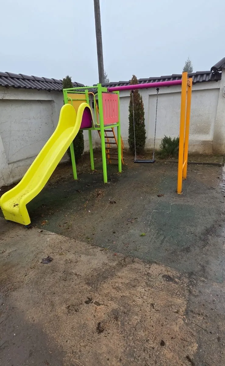 Locul de joacă după curățare, cu suprafața de cauciuc curată