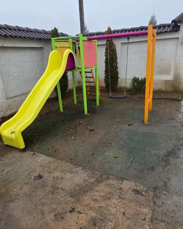 Locul de joacă după curățare, cu suprafața de cauciuc curată