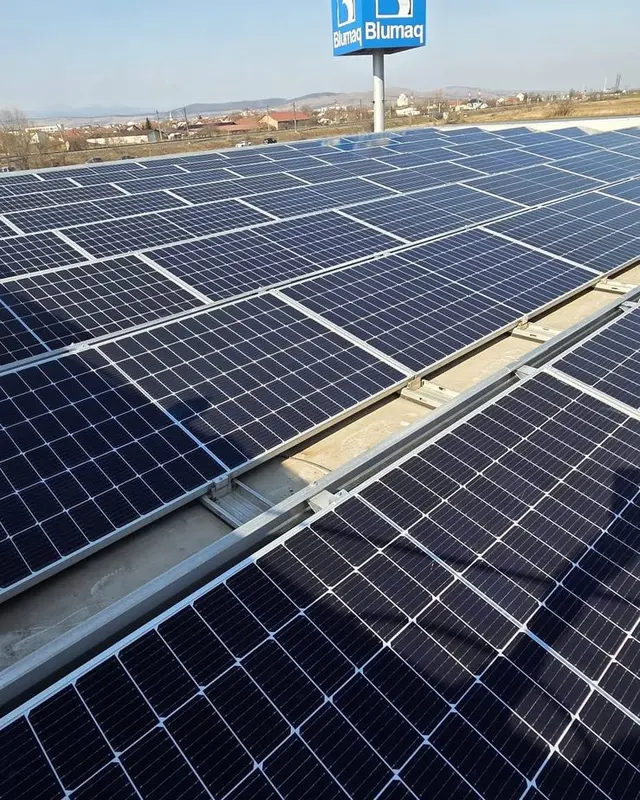 Panouri fotovoltaice pe acoperișul unei clădiri Blumaq, curățate de Pam Jet Clean