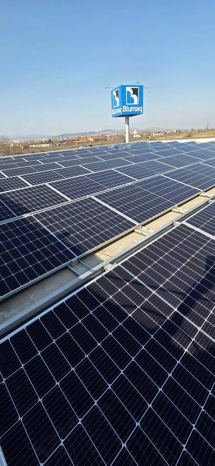Panouri fotovoltaice pe acoperișul unei clădiri Blumaq, curățate de Pam Jet Clean