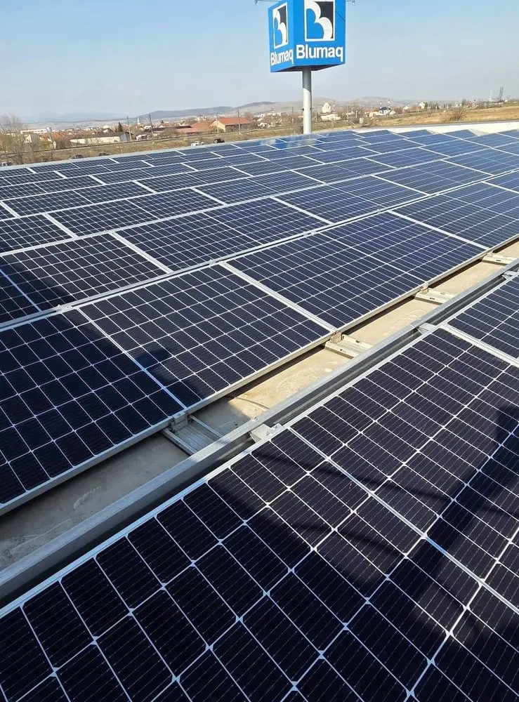 Panouri fotovoltaice pe acoperișul unei clădiri Blumaq, curățate de Pam Jet Clean