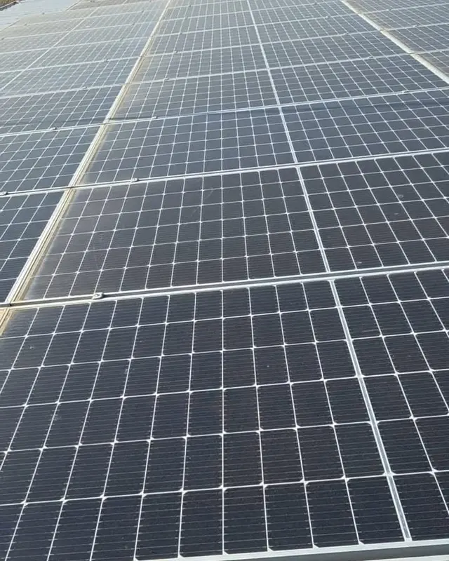 Sistem fotovoltaic mare pe acoperișul unei clădiri comerciale, după curățare