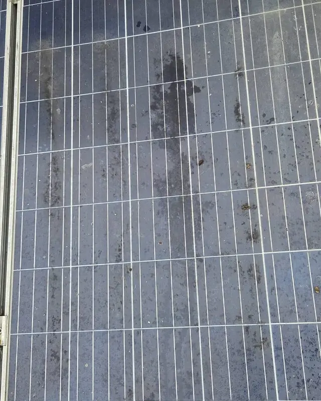 Panouri solare policristaline cu depuneri și urme de scurgere, înainte de spălare