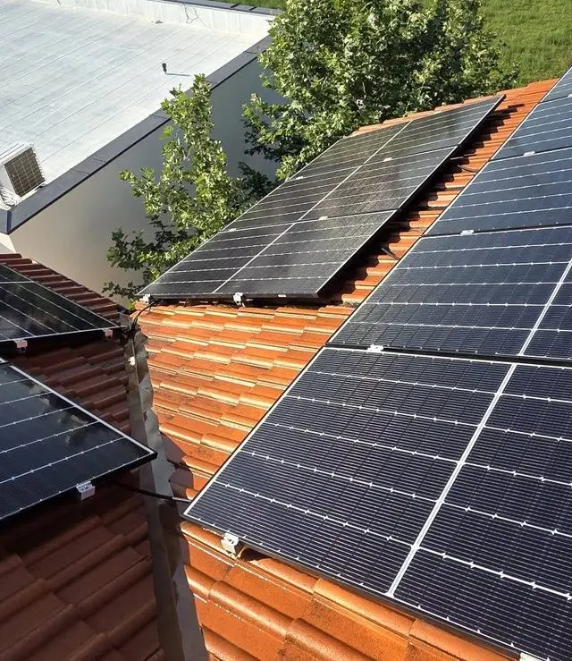Panouri solare montate pe un acoperiș din țiglă, după curățare