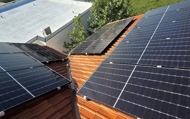 Panouri solare montate pe un acoperiș din țiglă, după curățare