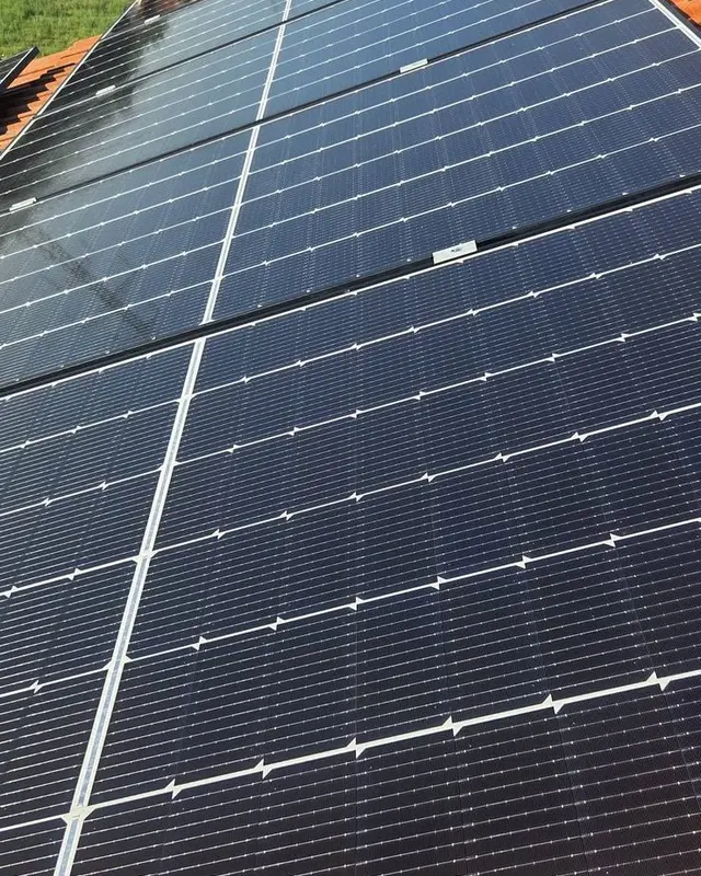 Panouri fotovoltaice pe acoperiș, după curățare