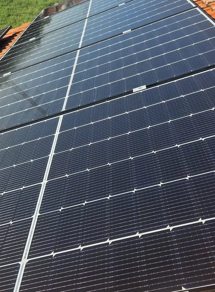 Panouri fotovoltaice pe acoperiș, după curățare