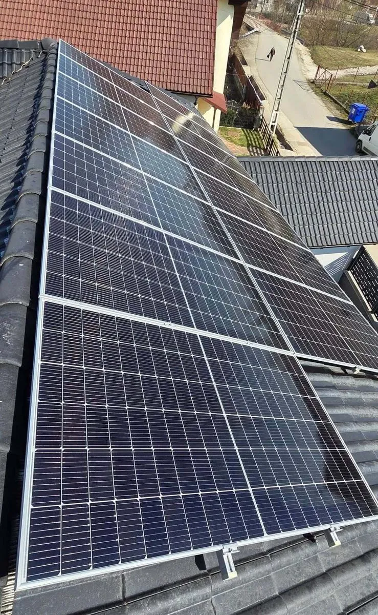 Aceleași panouri fotovoltaice după spălare, cu sticla curată