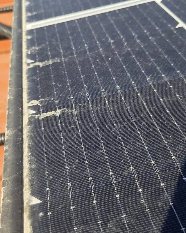 Panouri fotovoltaice cu praf și urme de păsări, înainte de spălare