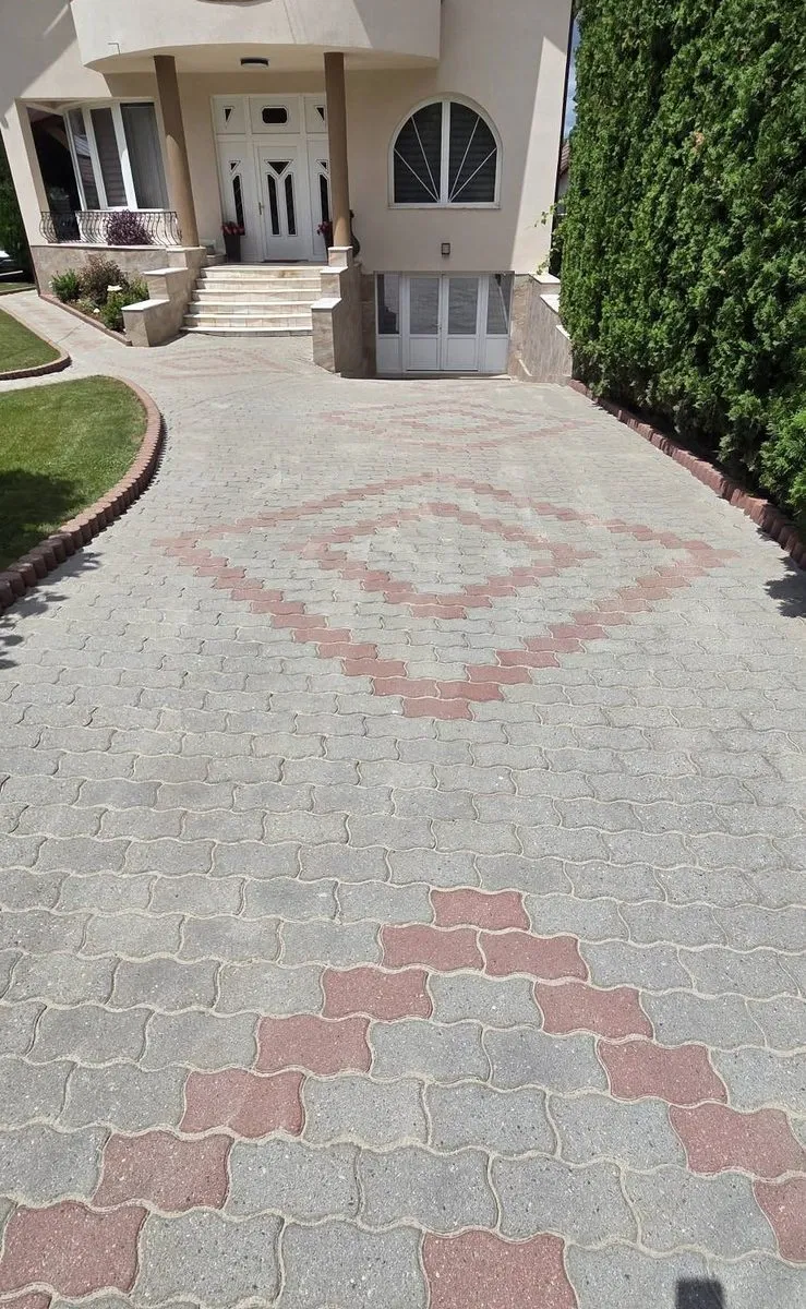 Aleea pavată spre casă după spălare, cu modelul decorativ curat