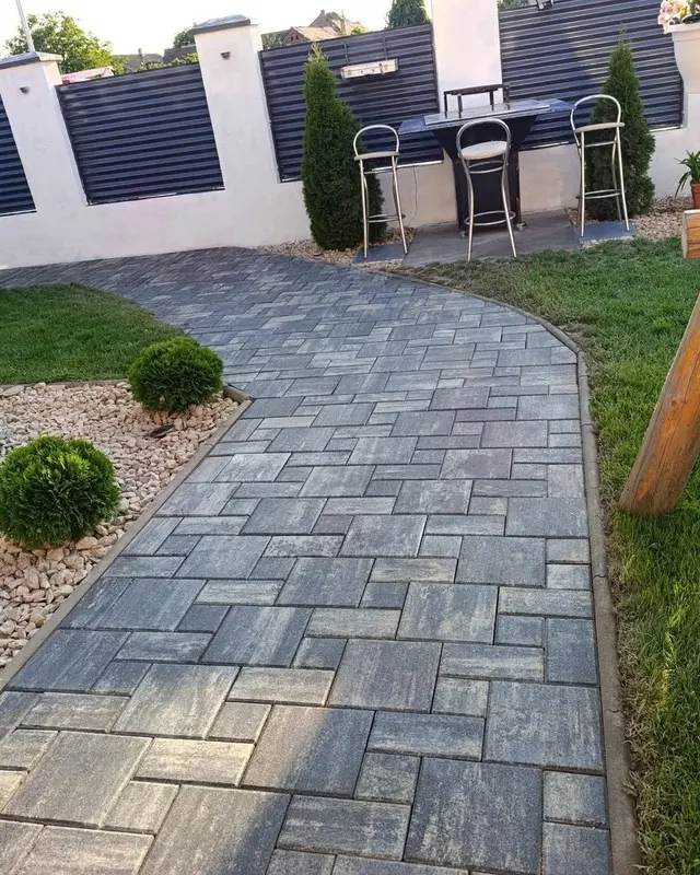 Alee din dale într-o grădină amenajată, după spălare
