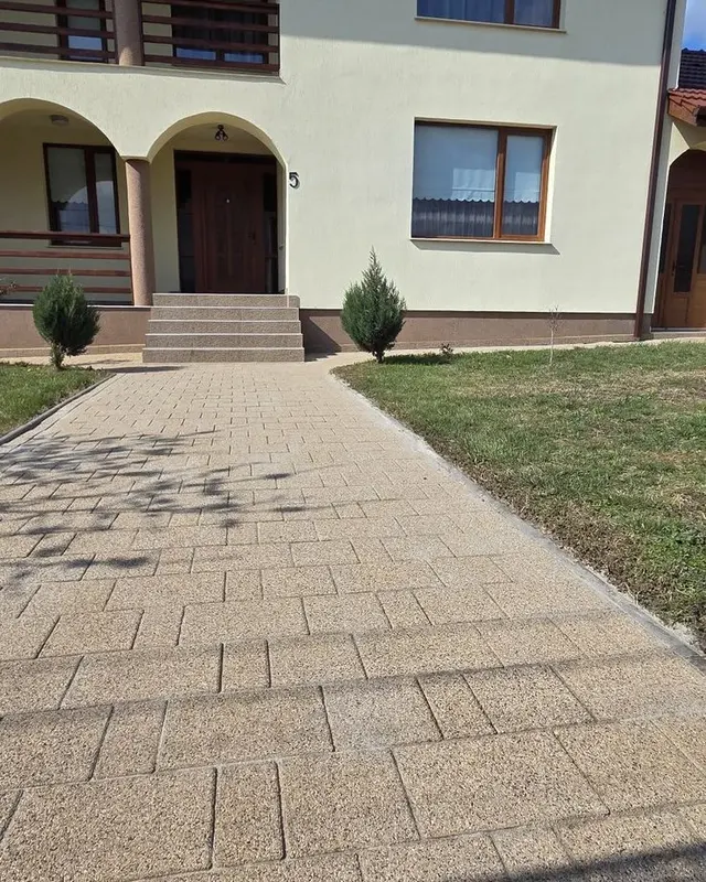 Alee din dale spre intrarea unei case, după spălare