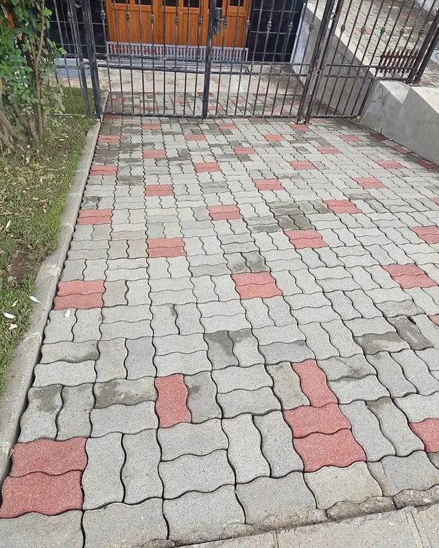 Curtea cu pavele după spălare, cu gri și roșu din nou vizibile