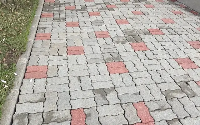 Curtea cu pavele după spălare, cu gri și roșu din nou vizibile