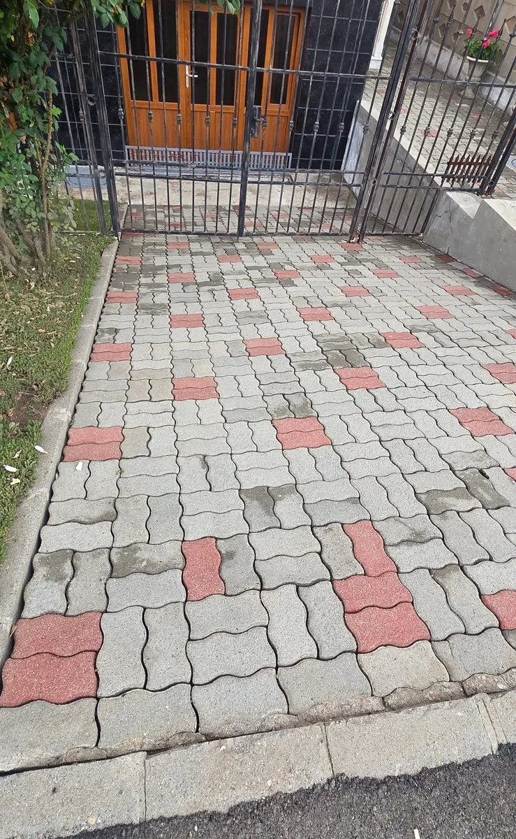 Curtea cu pavele după spălare, cu gri și roșu din nou vizibile