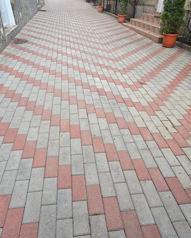 Pavaj bicolor roșu și alb după spălare, fără pete