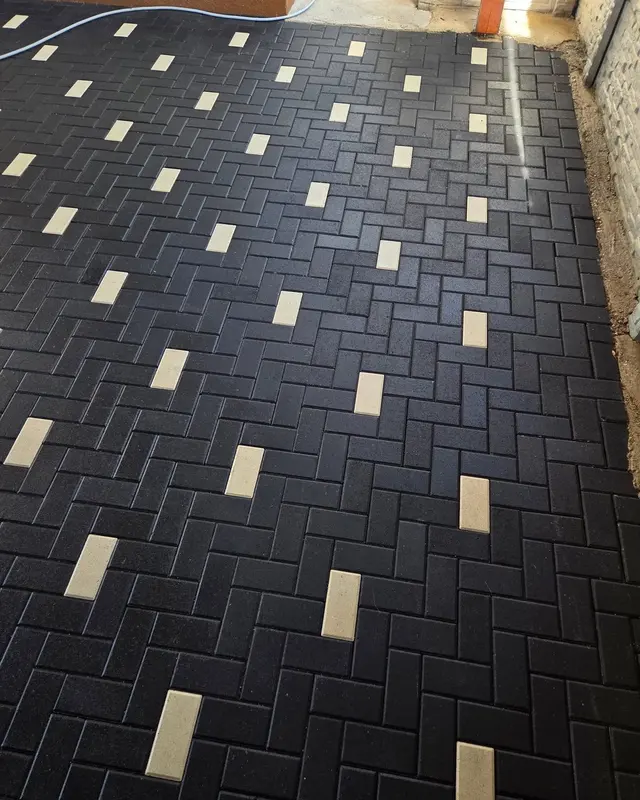 Pavajul negru cu inserții albe după spălare, cu culoarea închisă refăcută