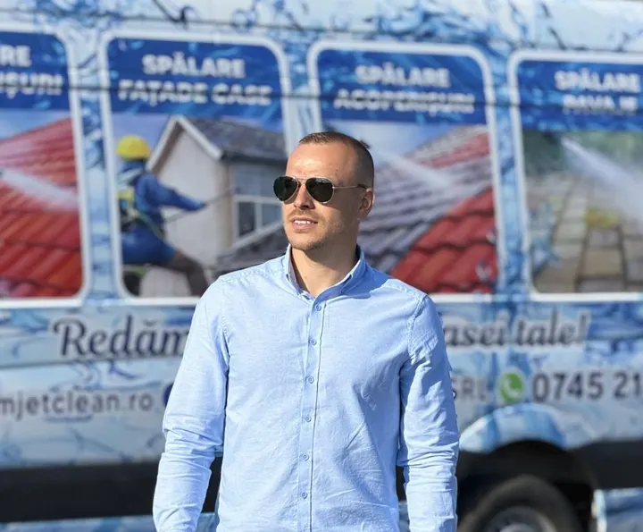 Perța Marius în fața dubei Pam Jet Clean