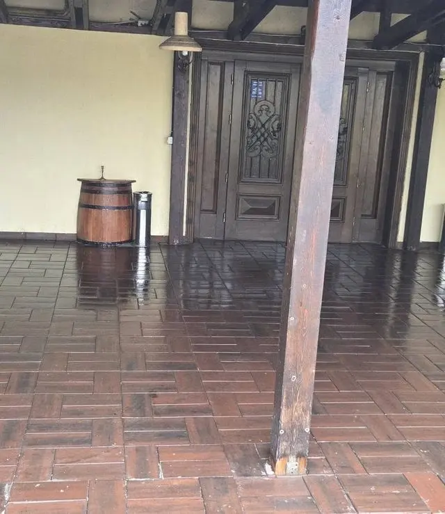 Terasă acoperită cu gresie, în timpul spălării