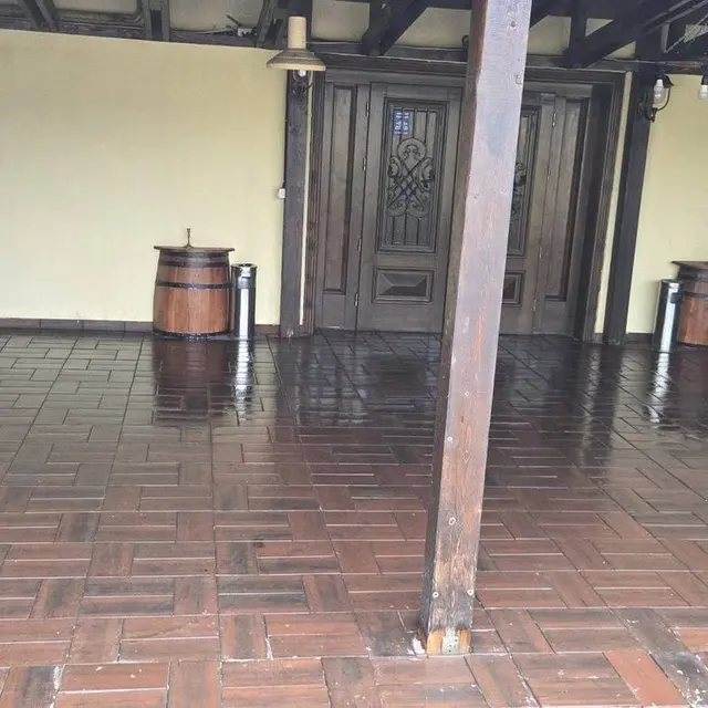 Terasă acoperită cu gresie, în timpul spălării