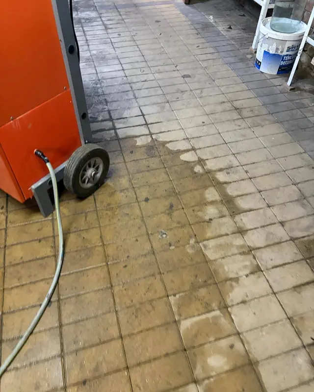 Terasă cu gresie galbenă murdară, în timpul spălării