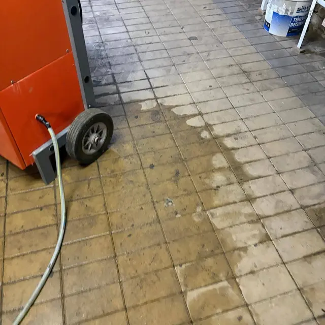 Terasă cu gresie galbenă murdară, în timpul spălării